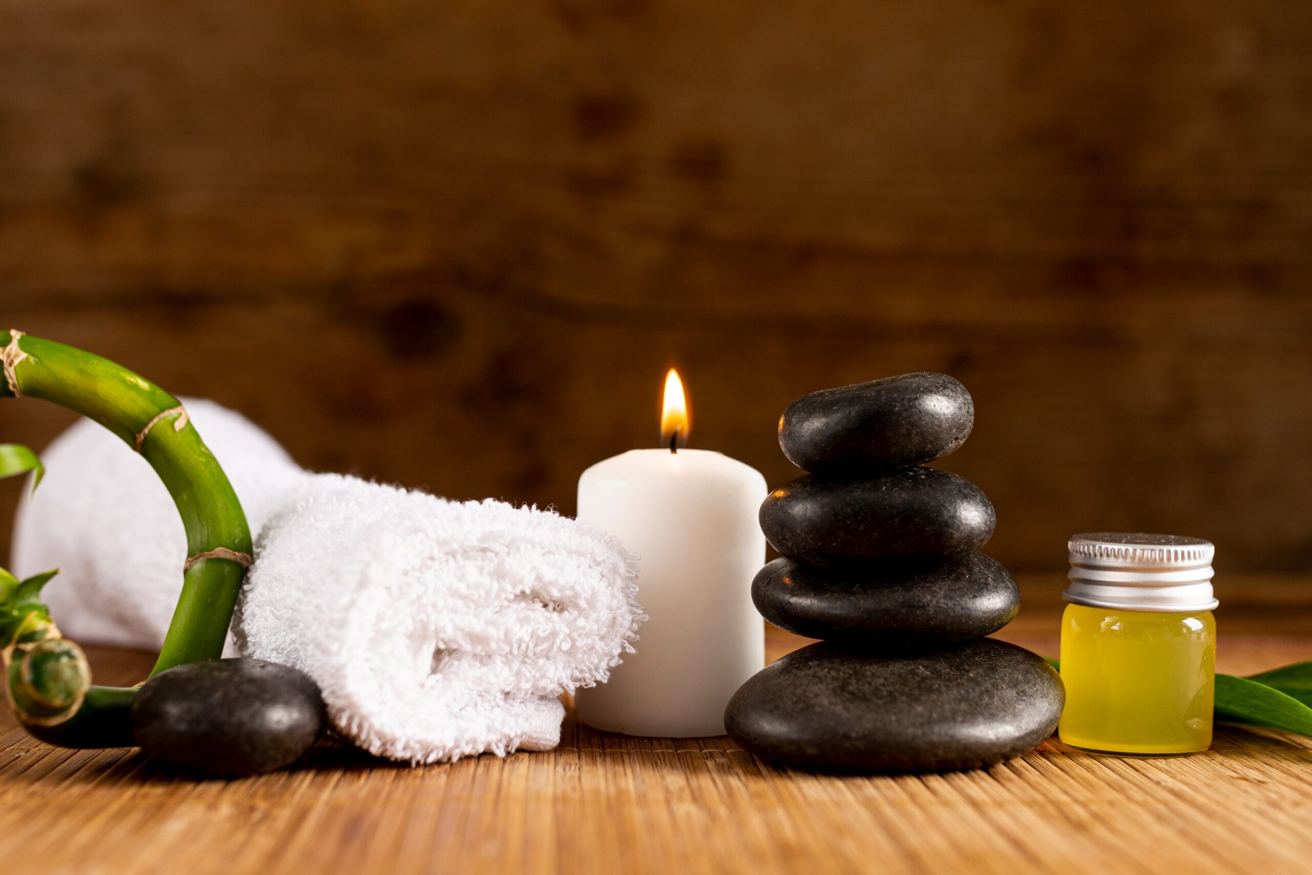 arrangement-with-spa-towel-stones (1)